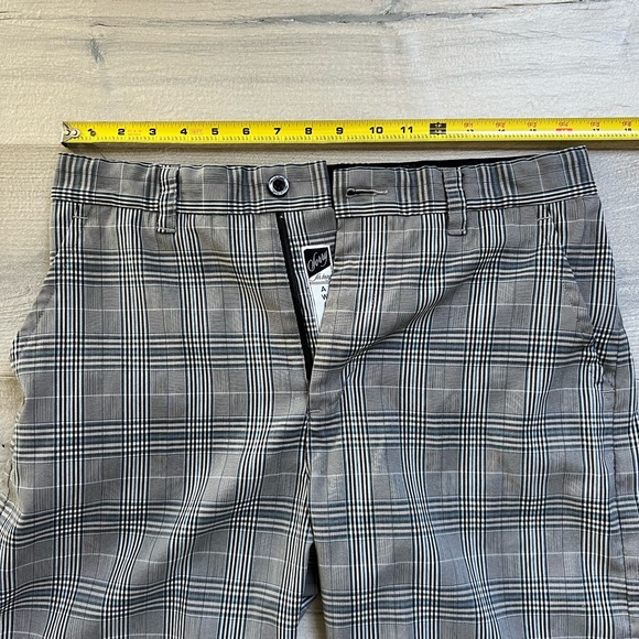 Men’s Travis Mathew shorts 32” grey plaid - Picture 6 of 10